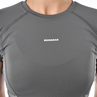 Top a compressione con maniche a cappuccio